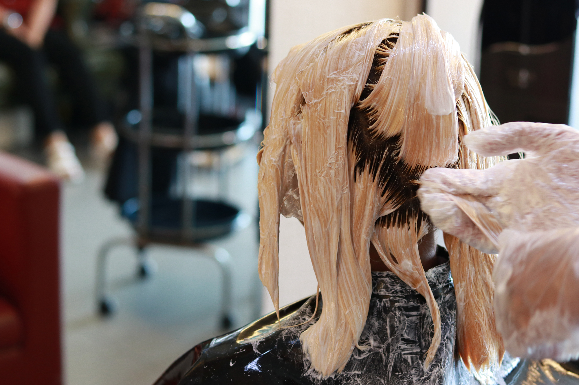 Beljenje las je zelo škodljiv proces za lase